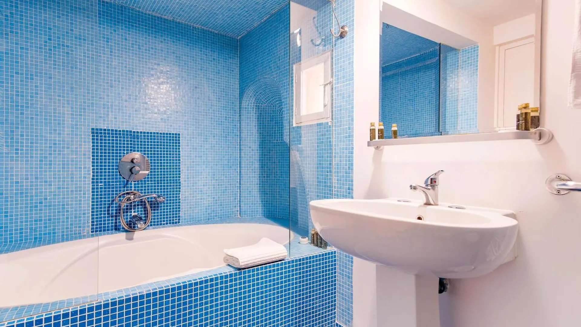 Elegantis Monti Royal Apartment With Private Terrace Rome Italy